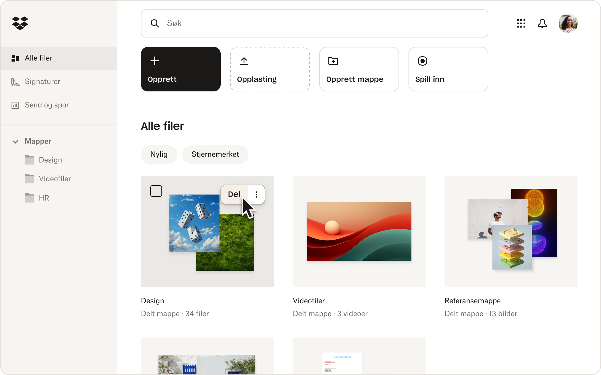 Grensesnitt som viser mapper for design, videofiler og referansemappen. En markør svever over et «Del»-alternativ for en fil i designmappen.